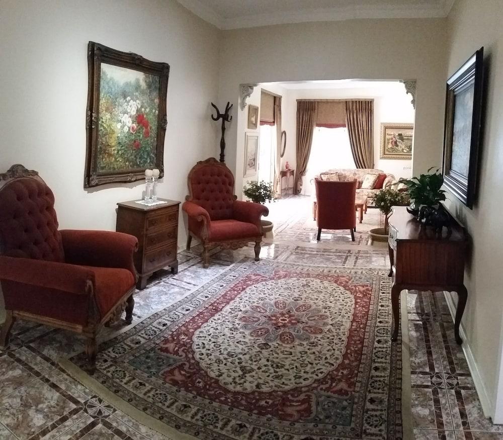 Royal Ridge Guest House and Apartments - Lobby Sitting Area