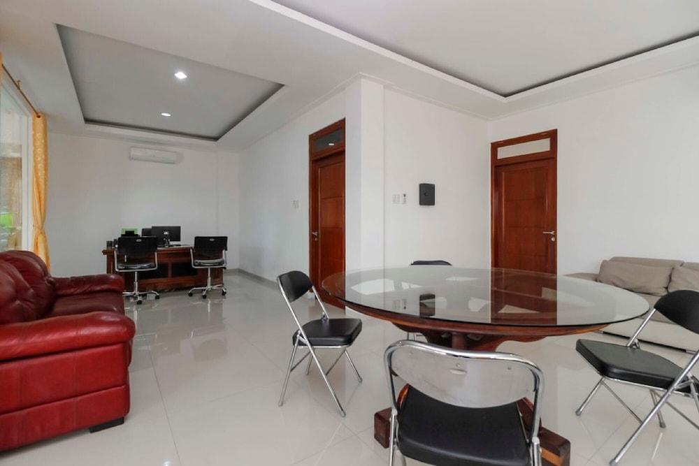 RedDoorz Premium @ Gandaria Jagakarsa - Lobby Sitting Area