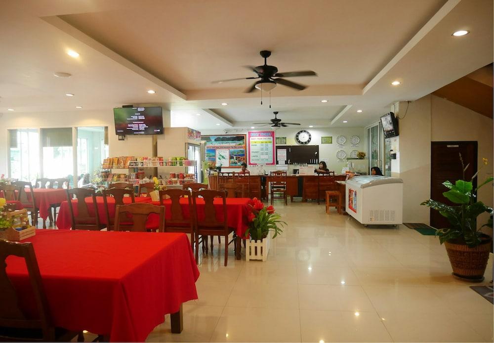 Phi Phi Maiyada Resort - Lobby Sitting Area