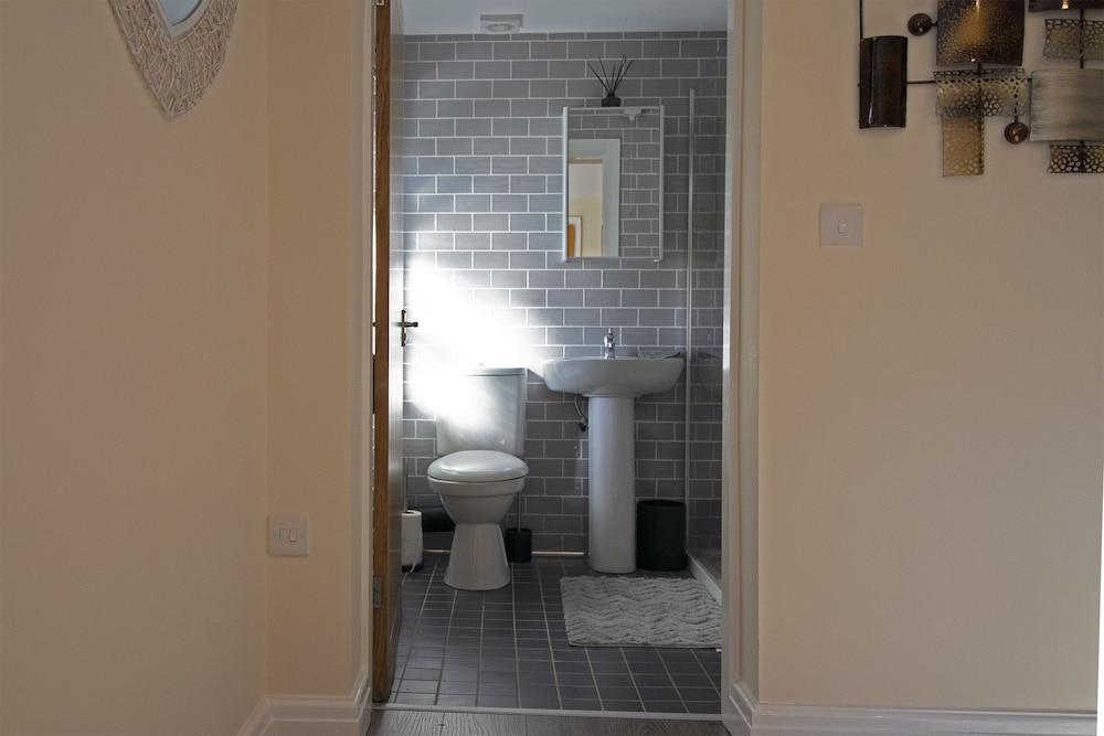 West Mead Cottage - Bathroom