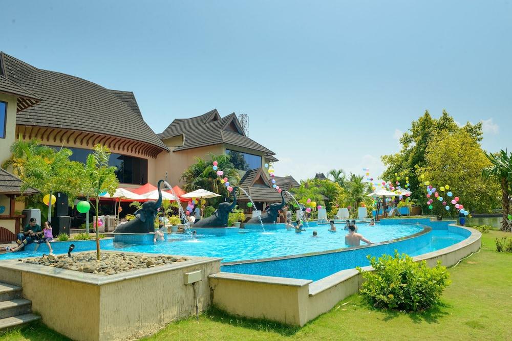 The Zuri Kumarakom Kerala Resort & Spa - Outdoor Pool