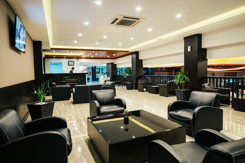 Alpha Hotel - Lobby Sitting Area