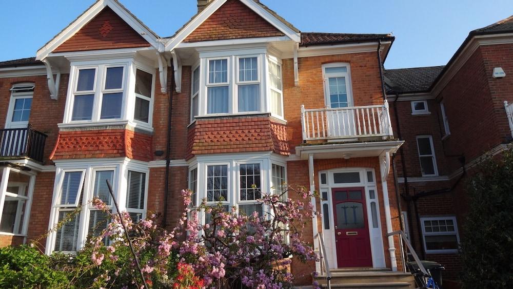 Gorgeous 4-bed House in Bexhill-on-sea, sea Views - Featured Image