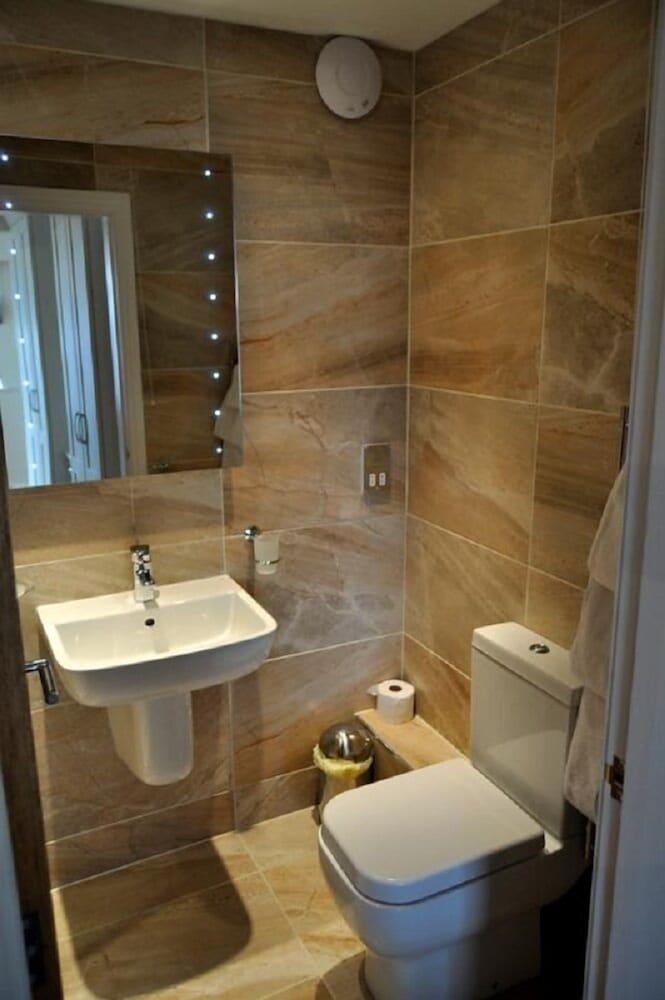 The Expanse Self Catering Apartments - Bathroom