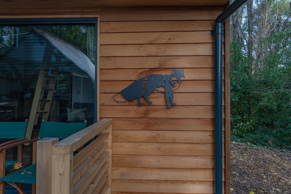 Alfriston Woodland Cabins - Foxes Hollow-hot Tub - Exterior