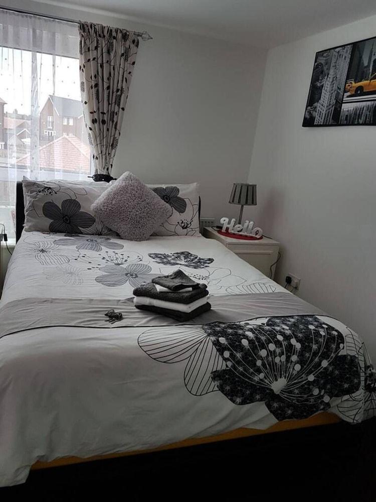 Modern Apartment Minutes From Central London, UK - Room