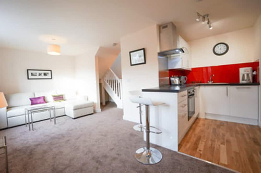 Thatcham Serviced Apartments - Living Room