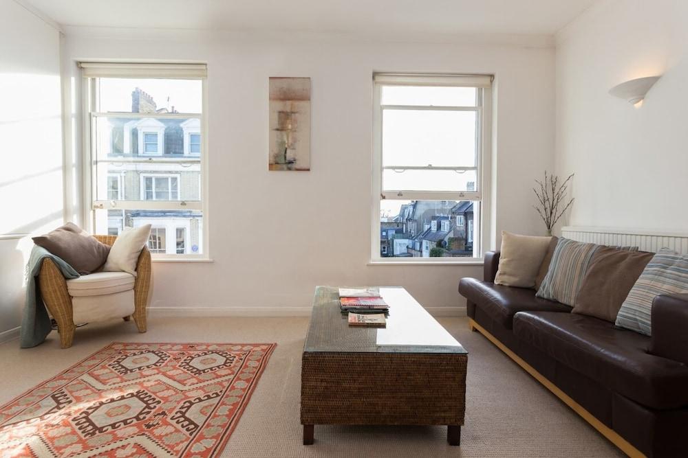 1 Bedroom Apartment in Notting Hill Accommodates 2 - Living Room
