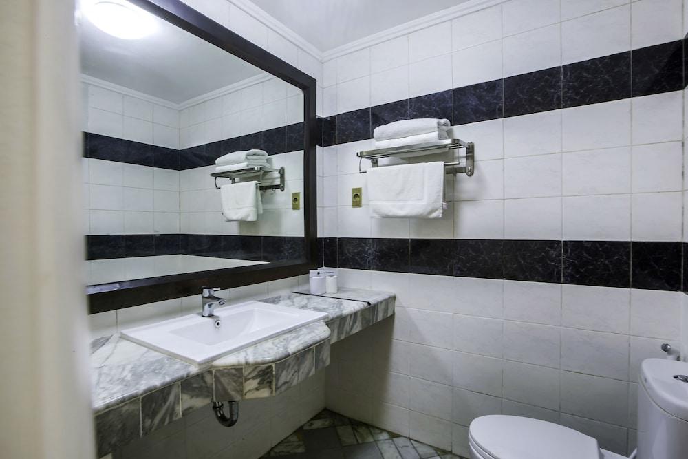 بالي بونجالو هوتل - Bathroom