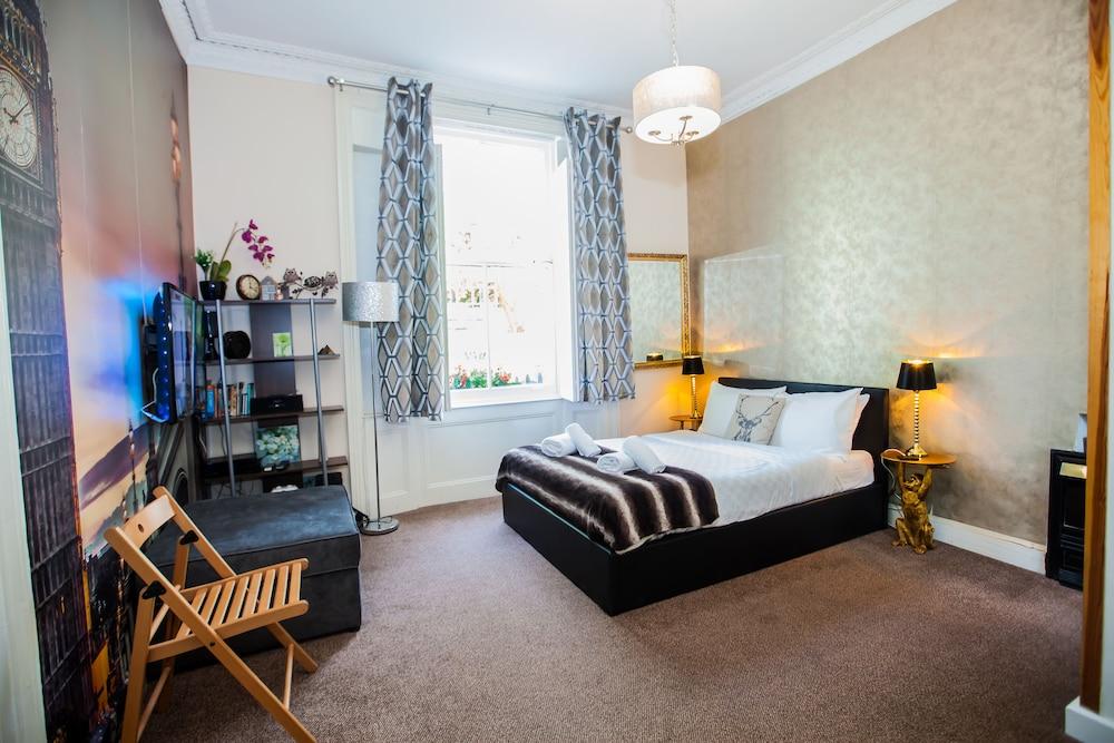 Pimlico Chic Suite - Living Area