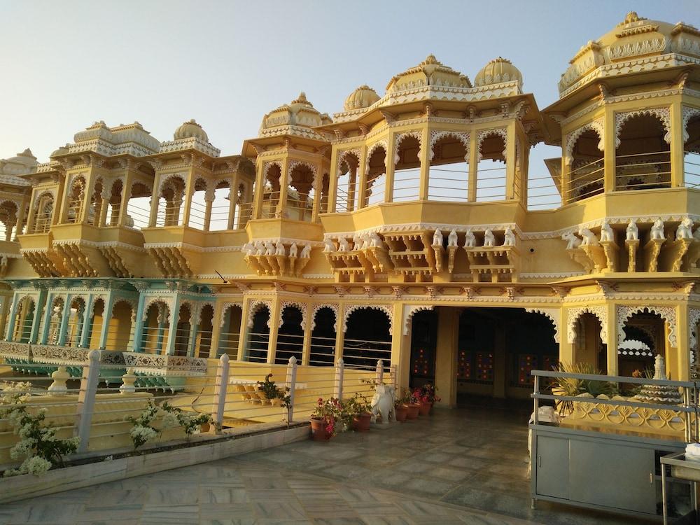 Chunda Palace - Exterior
