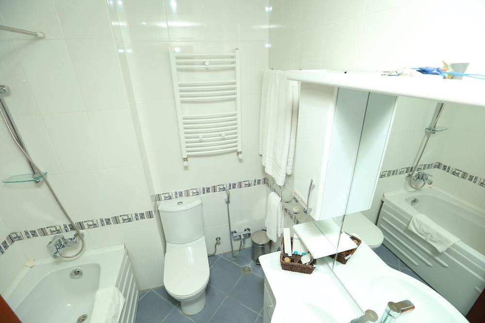 Afra Hotel - Bathroom Shower