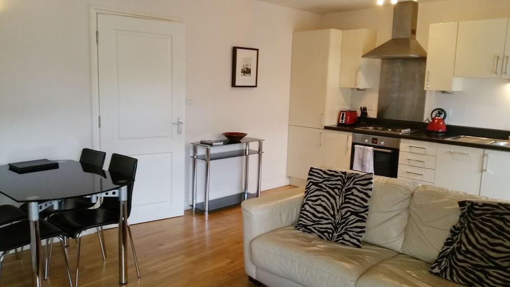 Oxford Serviced Apartments - Waterways - Living Area