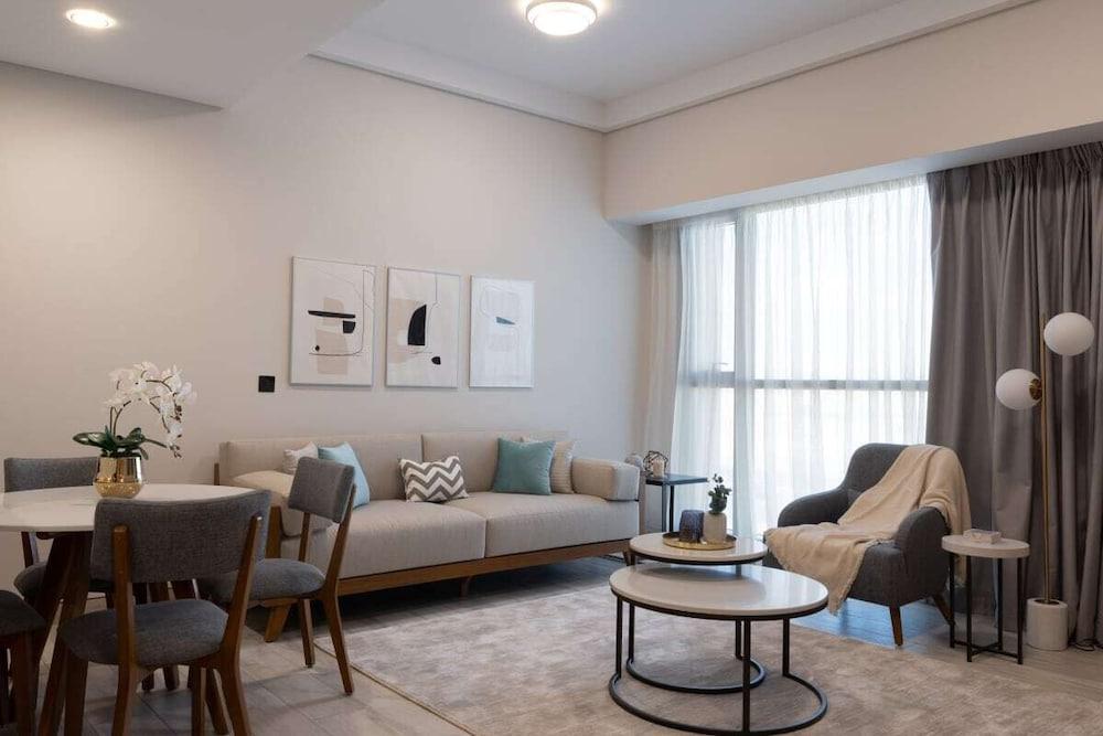 Fantastic 1BR Apartment in Arjan Privà Living - Living Room