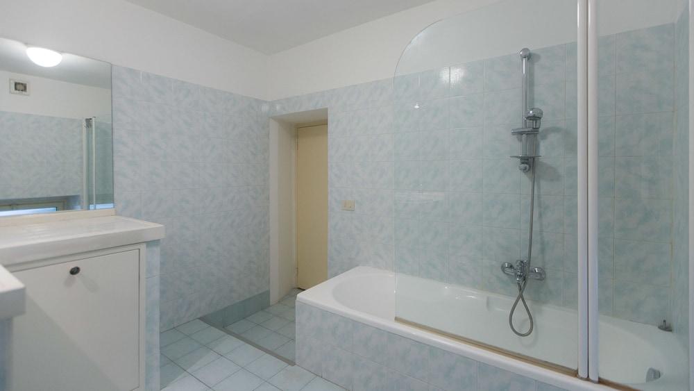 Rental In Rome Santa Chiara - Bathroom