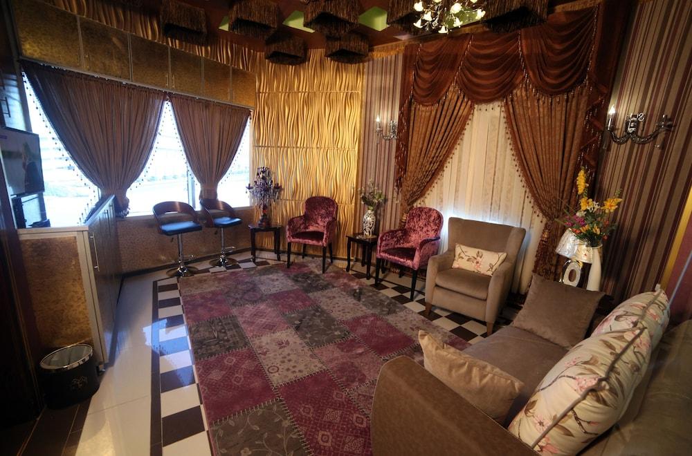 Roomi Suites Hotel - Lobby Sitting Area