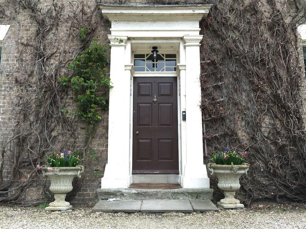 Croxton House Bed and Breakfast - Hotel Entrance