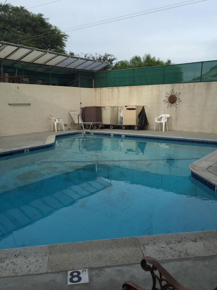 LAX Suites - Outdoor Pool