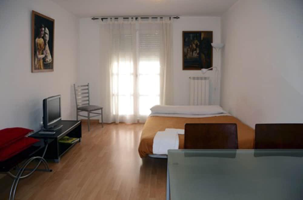 Apartamentos Auhabitat Zaragoza - Living Room