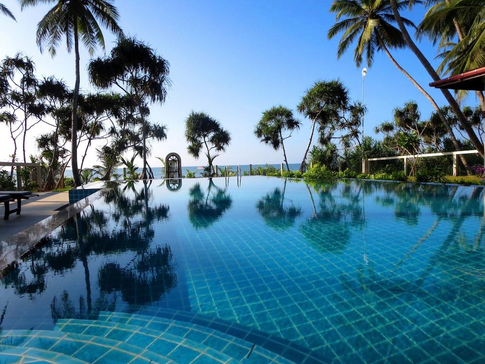 Lanka Beach Bungalows - Infinity Pool