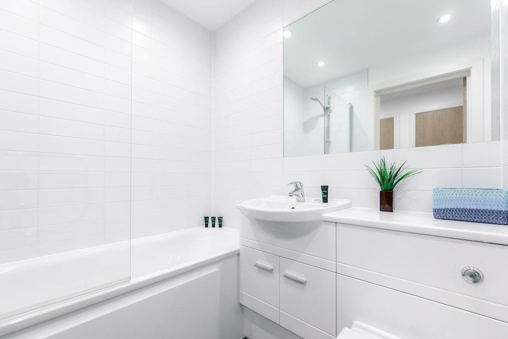 Roomspace Apartments -Nobel House - Bathroom