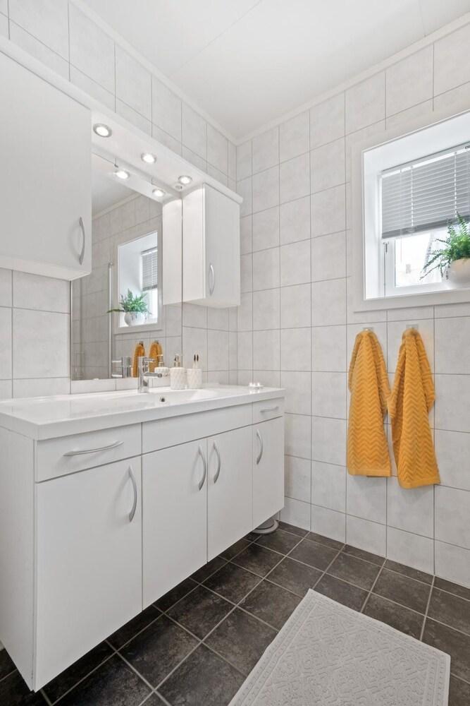 Modern apartment Tromsø - Bathroom