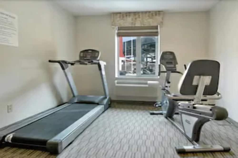 Days Inn by Wyndham Long Island City - Fitness Facility