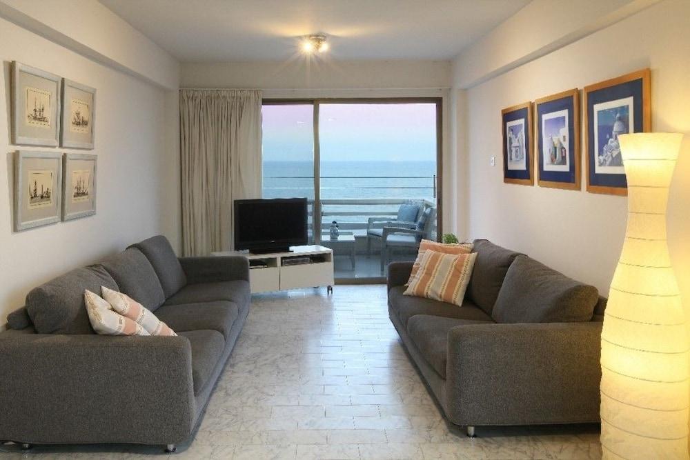 Mackenzie Seafront Suite - Living Room