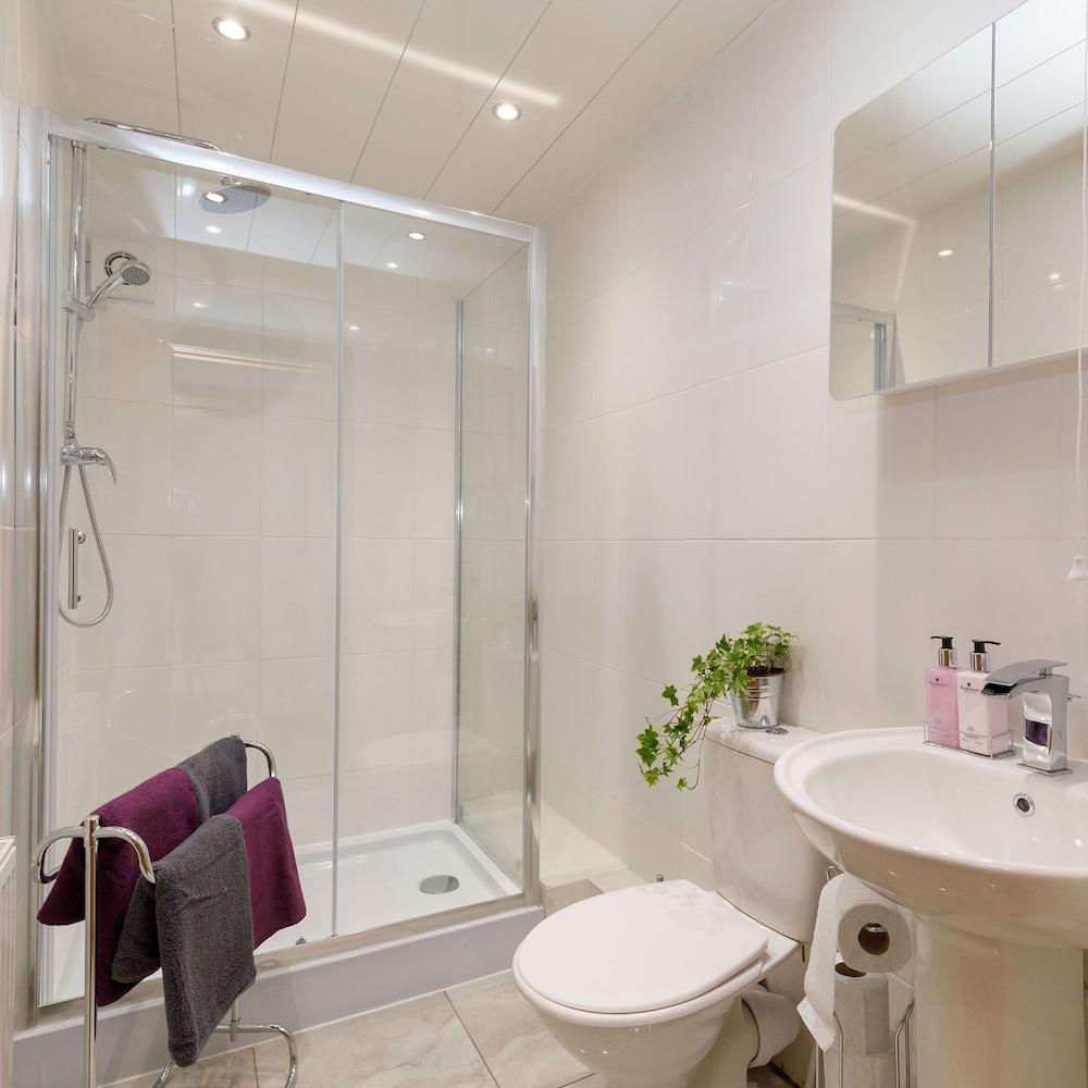 Lomond Serviced Apartments - Inglewood - Bathroom