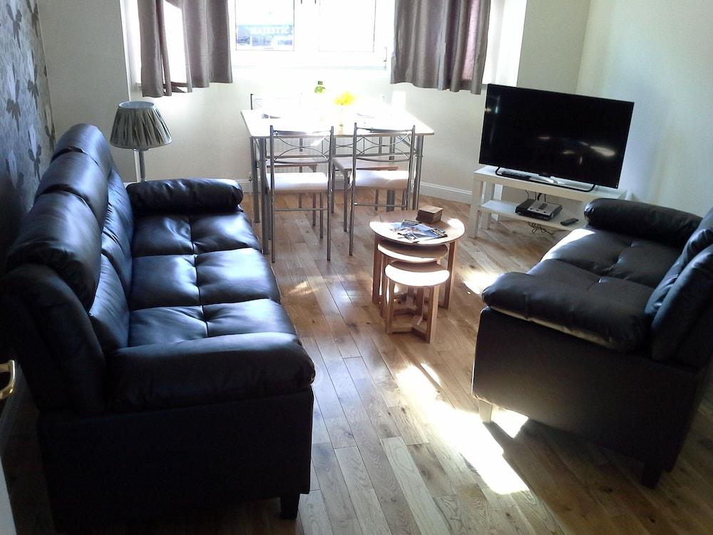 Modern Leith apartment - Living Room