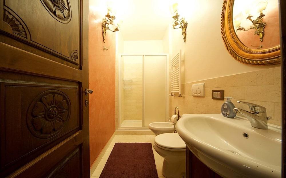 Residenza Sinibaldi - Bathroom