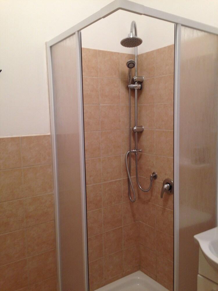 Domus Vittoria Romana - Bathroom Shower