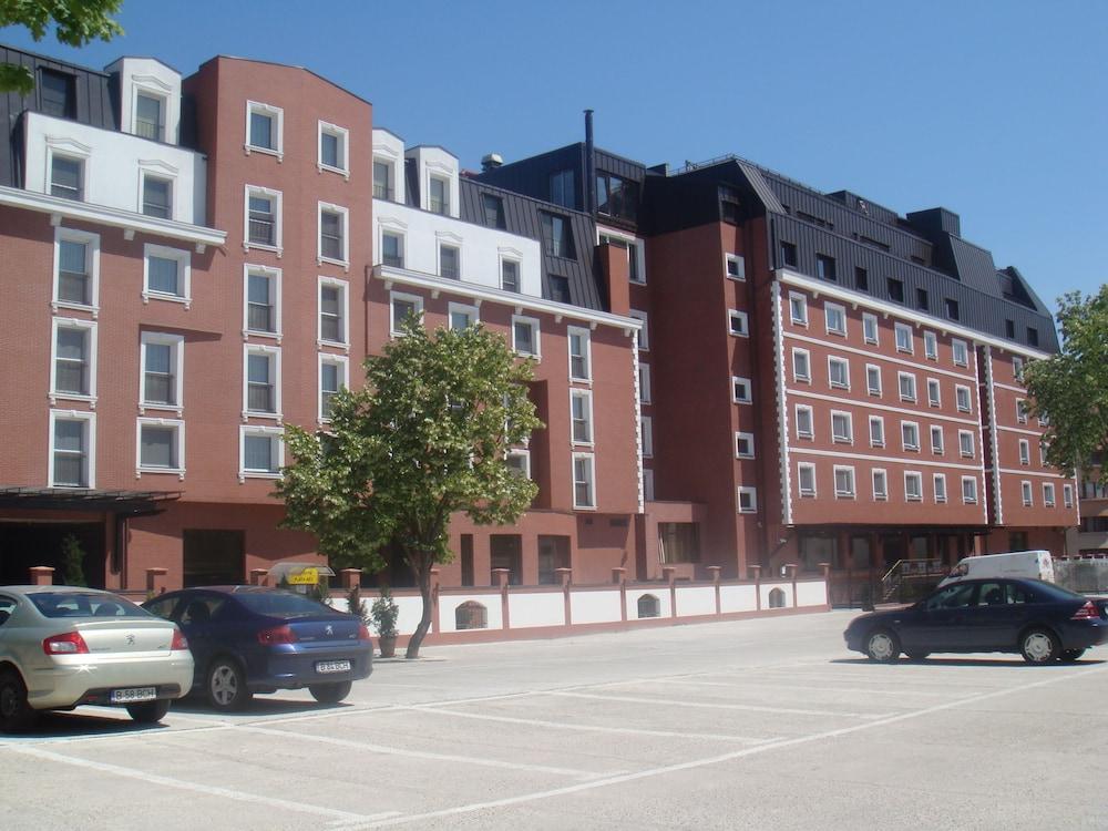 Ramada Hotel & Suites by Wyndham Bucharest North - Property Grounds