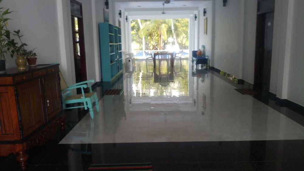 Mangroven River View Hotel - Interior Entrance