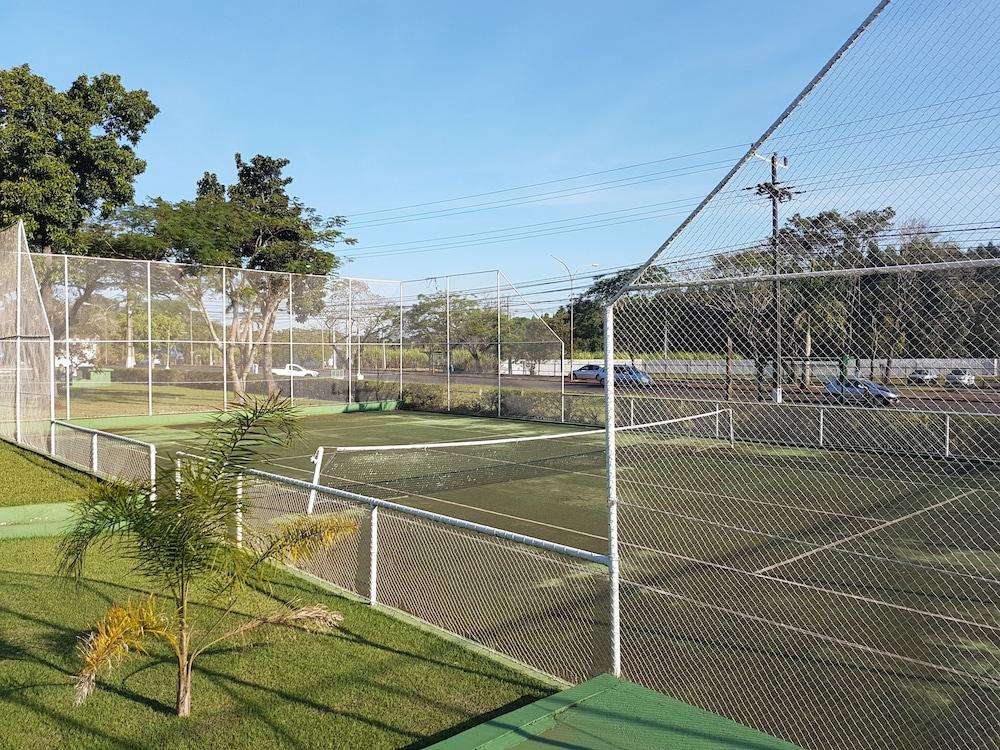 دوم بيدرو وان بالاس هوتل - Tennis Court