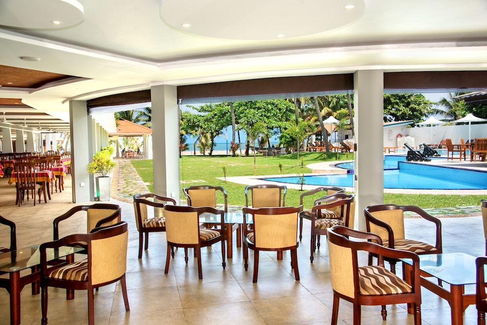 Paradise Beach Hotel - Lobby Sitting Area