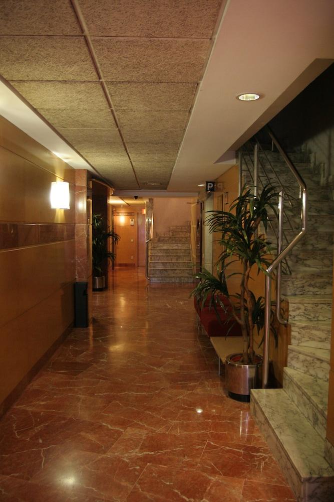 Aparthotel Napols - Interior Entrance