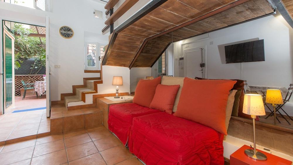 Rental In Rome Corso Suite Terrace - Living Area