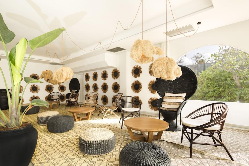 FERGUS Style Bahamas - Lobby Lounge