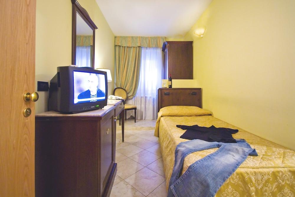 Hotel Tuscolana - Room