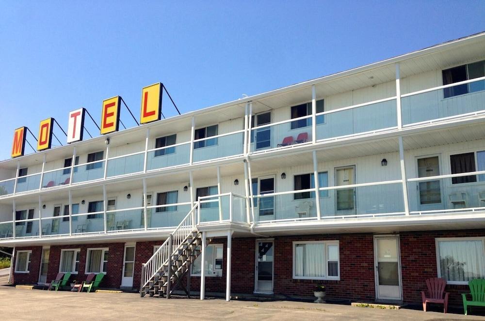 Hillside Motel - Exterior