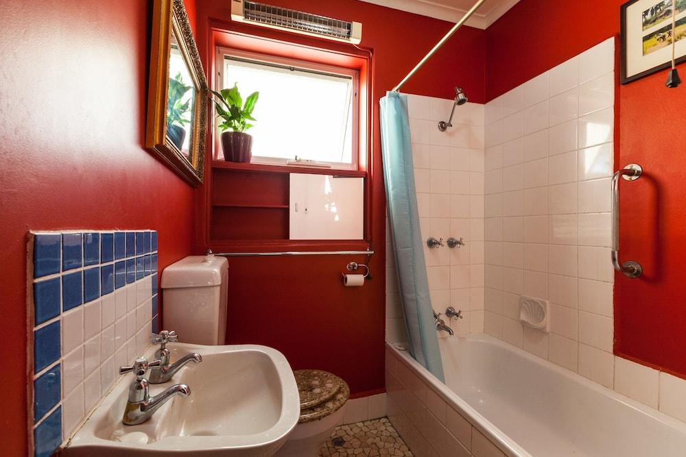 ELEANOR, 1BDR Fitzroy North Apartment - Bathroom