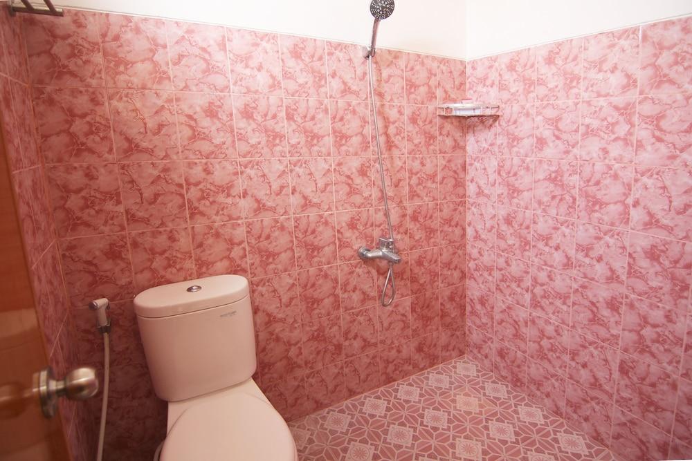 OYO 1566 Griya Inayah Syariah - Bathroom