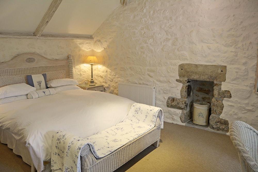 Luxury 5-star farmhouse near the Cornish coast on the Bonython Estate, Lizard Peninsula - Room