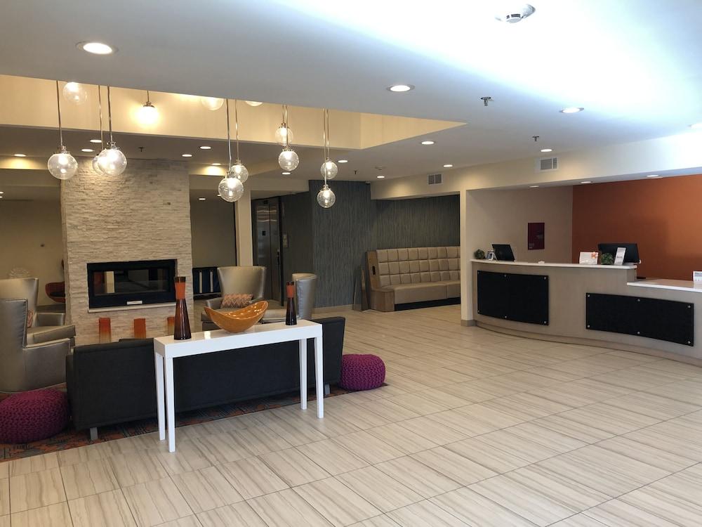 Erie Inn & Suites Solstice - Lobby