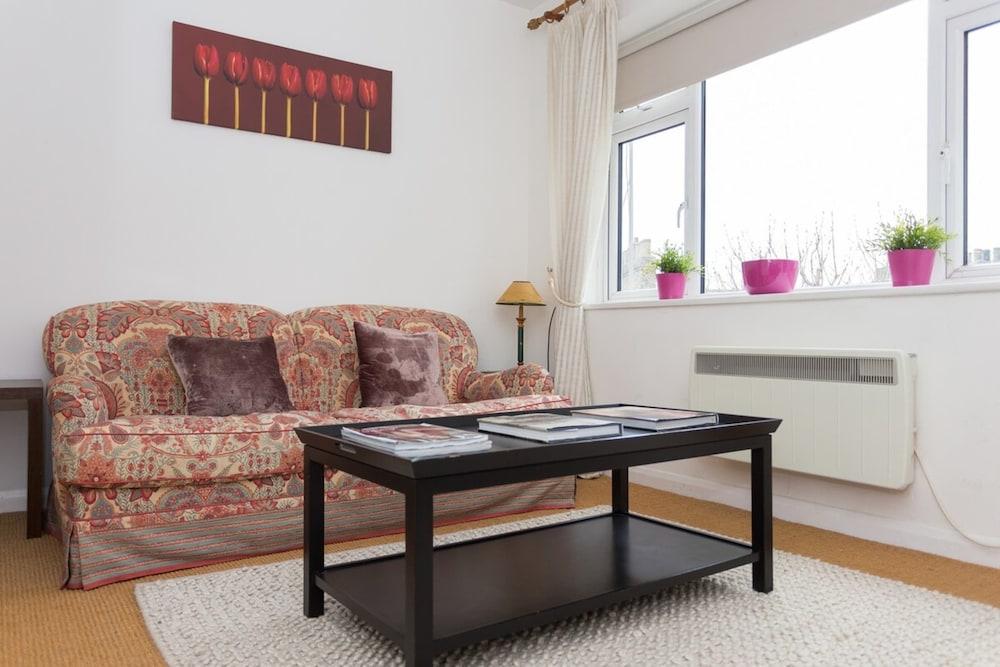 1 Bedroom Flat in South Kensington - Living Room