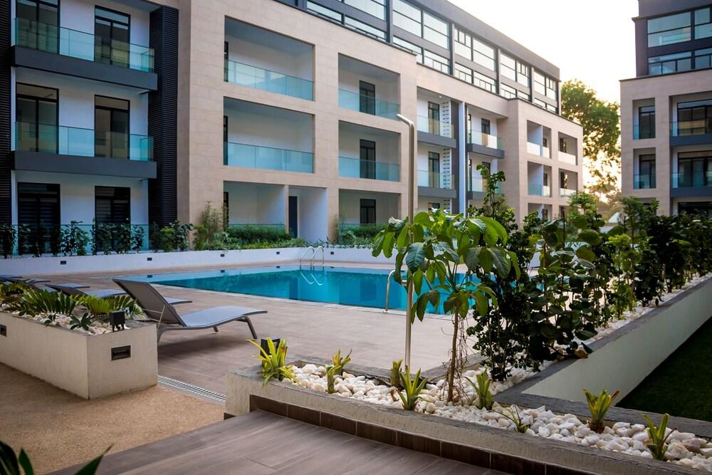 Embassy Gardens Premier Suites - Outdoor Pool