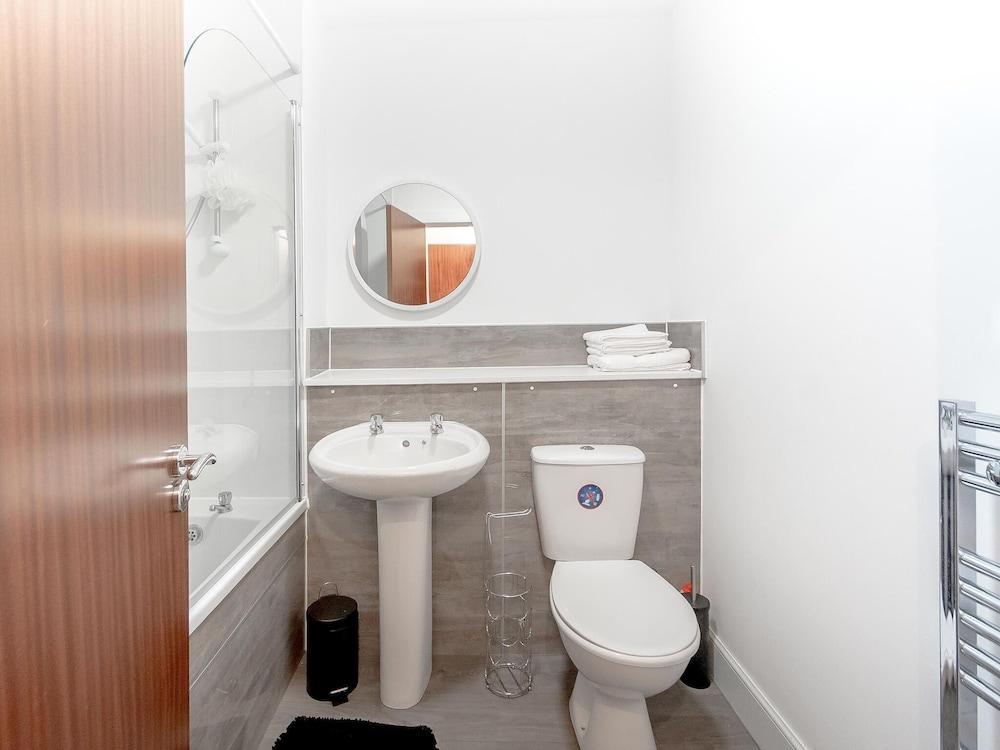 Central Apartment in Dundee near Broughty Castle - Bathroom