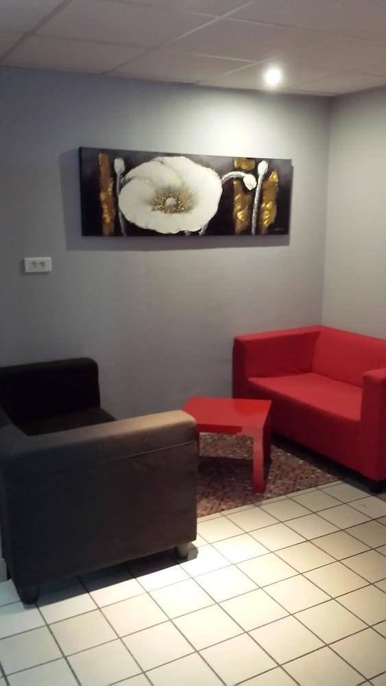Hotel & Residence Albertville - Lobby Sitting Area