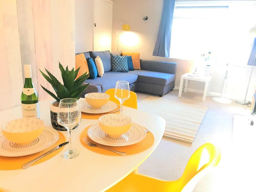 Toronto Apartment in Seaside Town With Parking - Restaurant